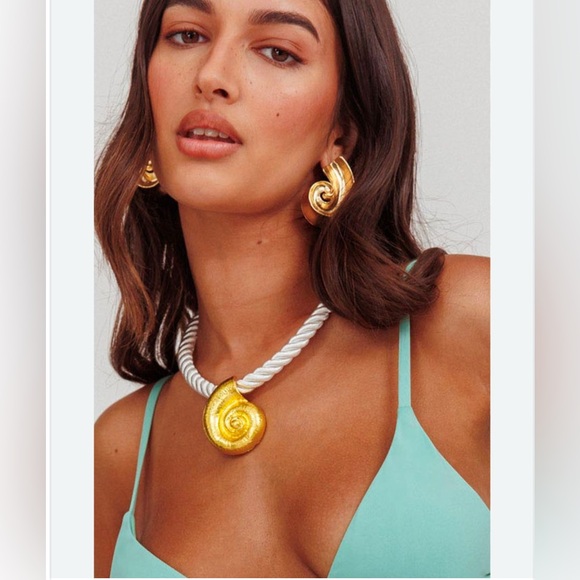 Thrones Shell Necklace - Picture 1 of 5